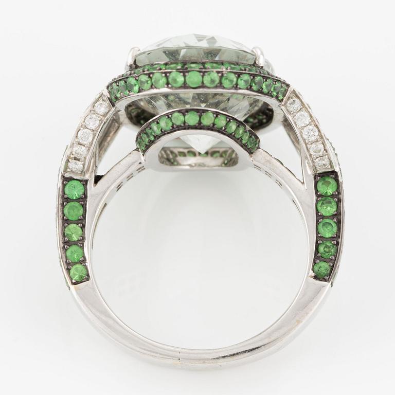 Ring in 18K gold with a faceted prasiolite.