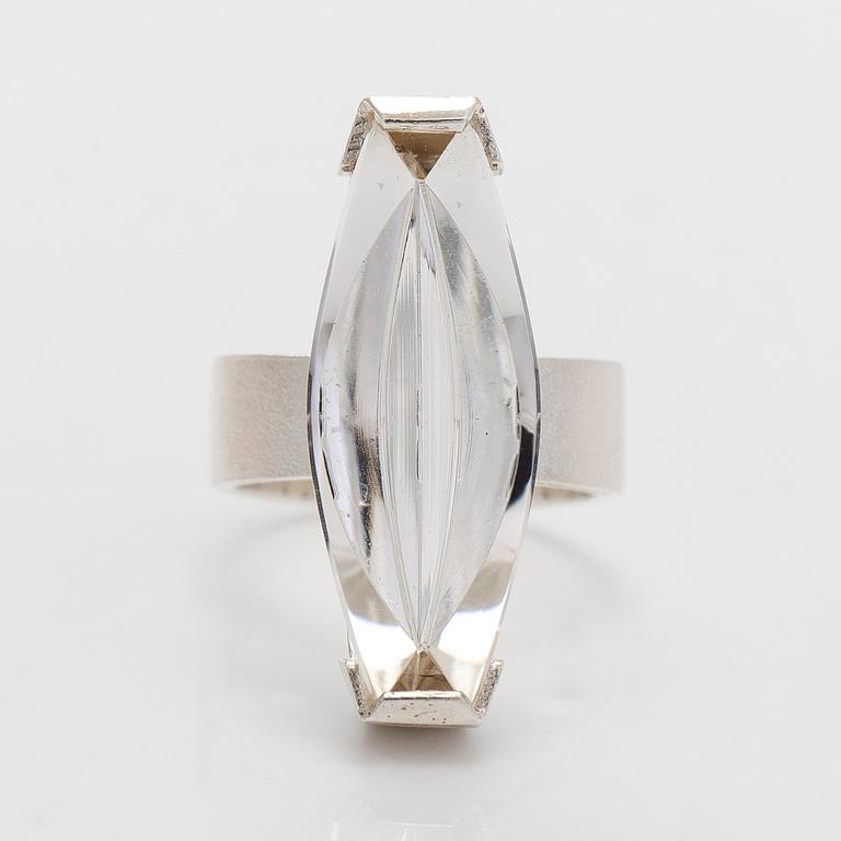 Björn Weckström, sormus, "Luminoso", viistehiottu vuorikristalli, hopeaa.
