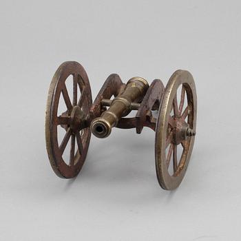 MODELLKANON, mässing och gjutjärn, 1700/1800-tal.