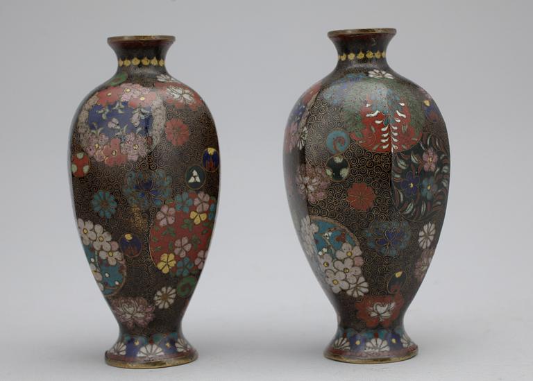 VASER, ett par, cloisonné, Kina, 1900-talets början.