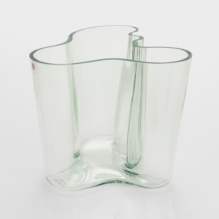 Alvar Aalto, A '3030' vase signed, Alvar Aalto 100 Iittala 1998.