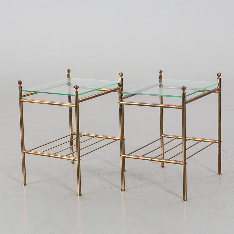 SÄNGBORD ETT PAR, mässing och glas, 1900-talets senare del.