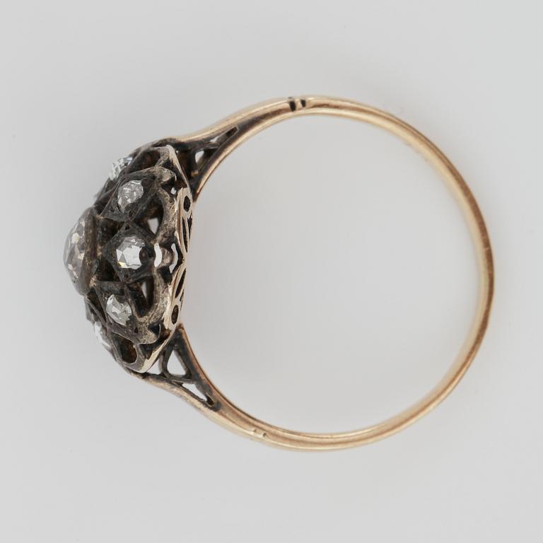 RING, 14K guld samt silver med gammalslipade diamanter. Vikt ca 2,2g.