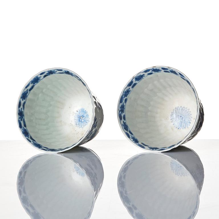A pair of blue and white cups. Qing dynasty, Kangxi (1662-1722).