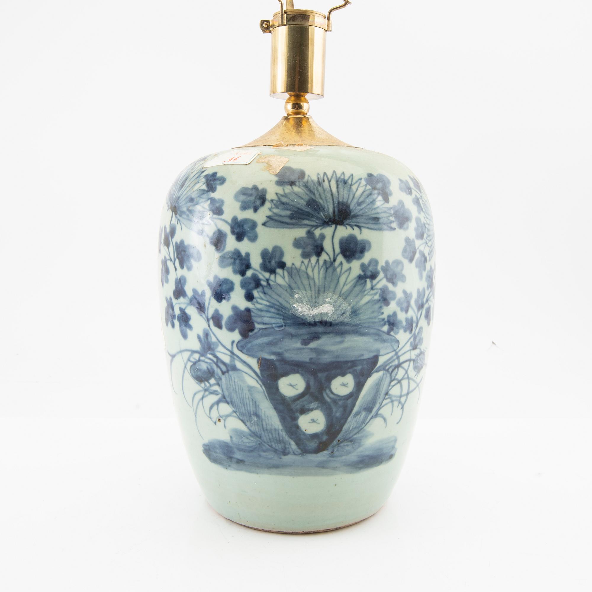 A Chinese jar, made into a lamp, late Qing dynasty.