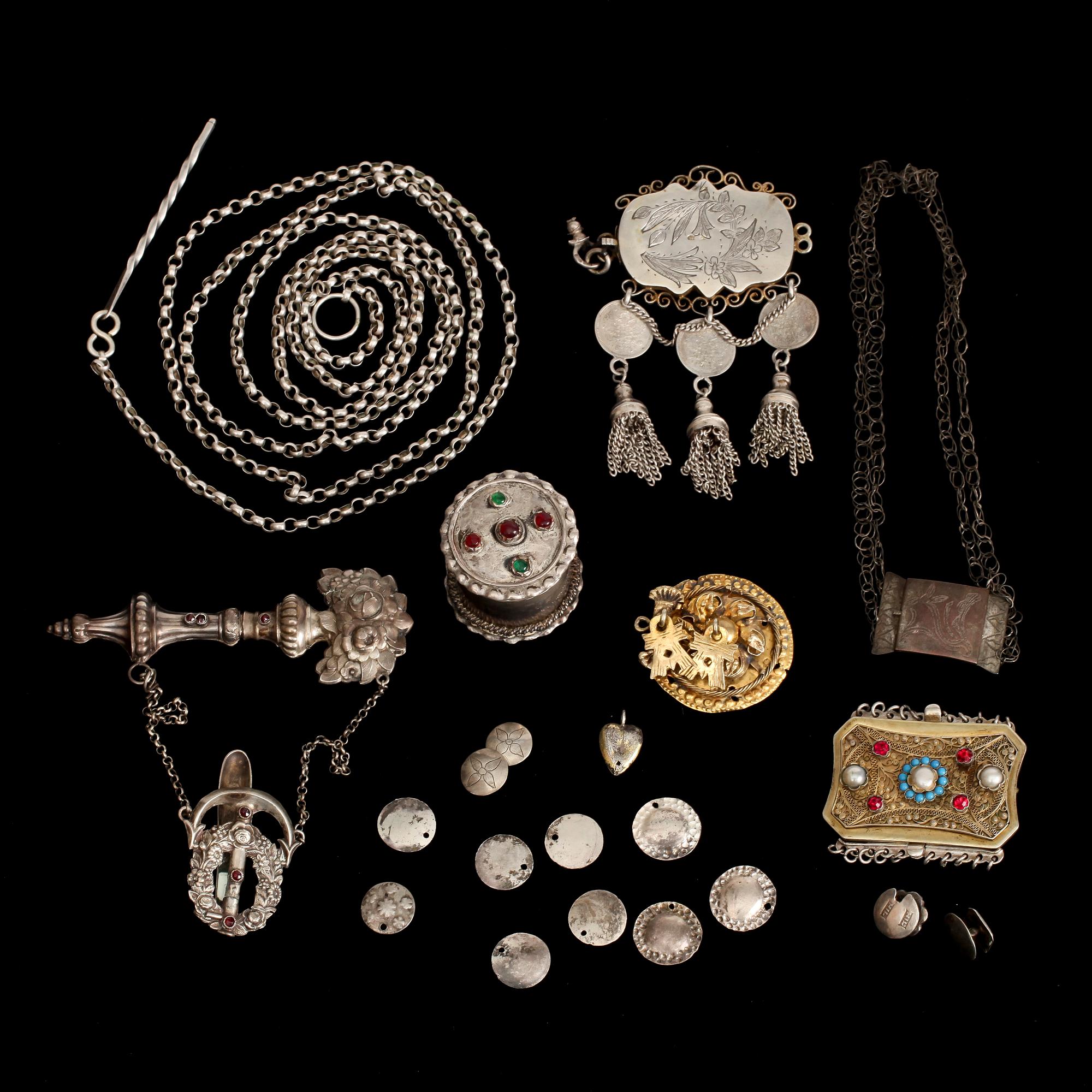 PARTI DRÄKTSMYCKEN, ca 8 delar. Delvis silver. 1800/1900-tal.