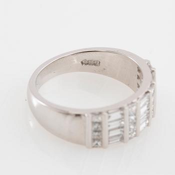 Stephen Foster, Ring platinum with diamonds approx. 1.21 ct total, London.