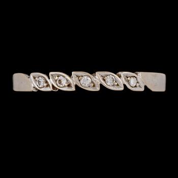 RINGAR, 2 st, 18k vitguld med briljant och åttkantslipade diamanter, bl a Stigbert för Engelbert 1976. Total vikt 7 g.