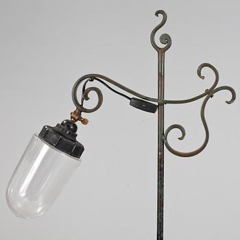 GOLVLAMPA, smide, 1900-tal.