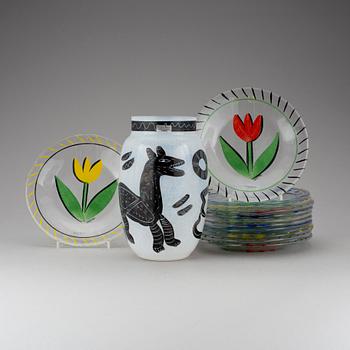 VAS och ASSIETTER, 1+12, glas, Ulrica Hydman-Vallien, signerad.