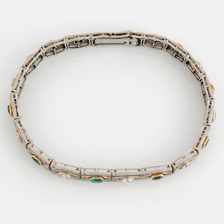 Armband med tio gammalslipade diamanter total vikt ca 2 ct samt fasettslipade smaragder.