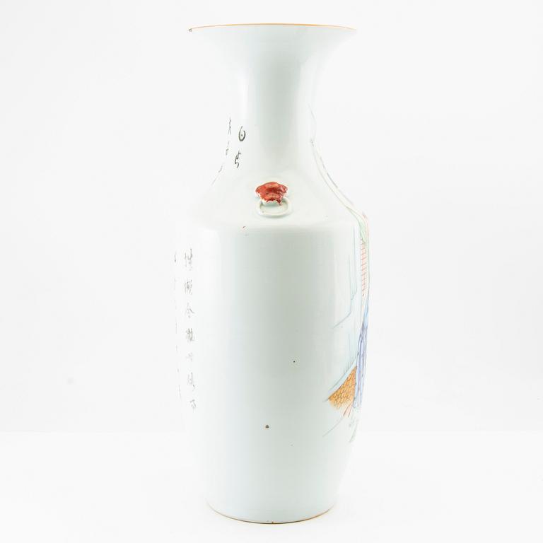 A Chinese vase, 20th century.