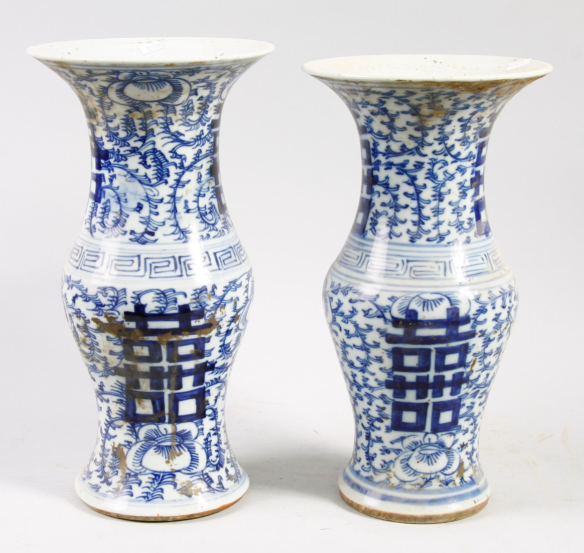 VASER, ett par, porslin, Kina, 1900-tal.