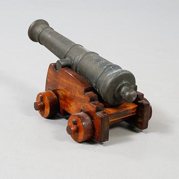 SALUTKANON, brons och trä, troligen tidigt 1900-tal.