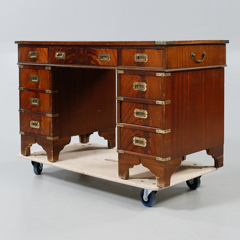 SKRIVBORD, engelsk stil. 1900-talets andra hälft.