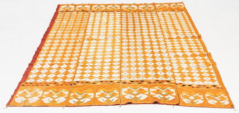 Broderi, orange siden. Indien, 1900-talets första hälft.