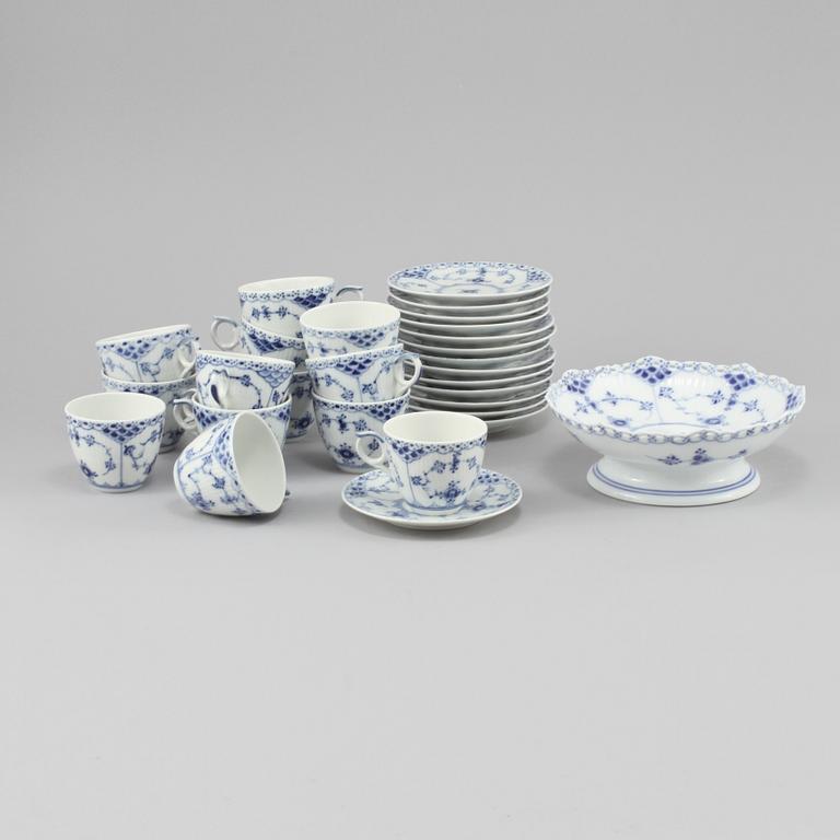 KAFFESERVISDELAR, 14 delar, "Musselmalet", Royal Copenhagen, 1900-talets andra hälft.
