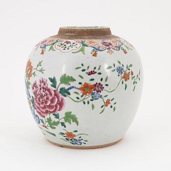 A porcelain famille rose jar, Qing dynasty, Qianlong (1736-1795).