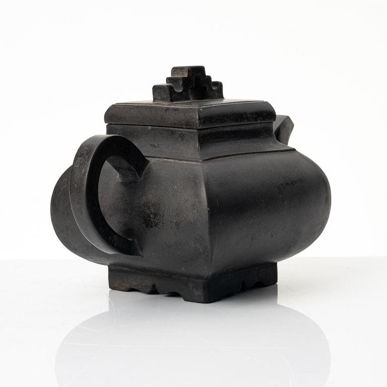 A Chinese brown yixing teapot, late Qing dynsaty / early 1900s.