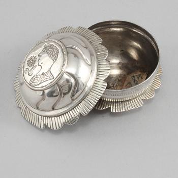 KYRKDOSA, silver, Sven Nordström, Marstrand, 1848, vikt 34 g.