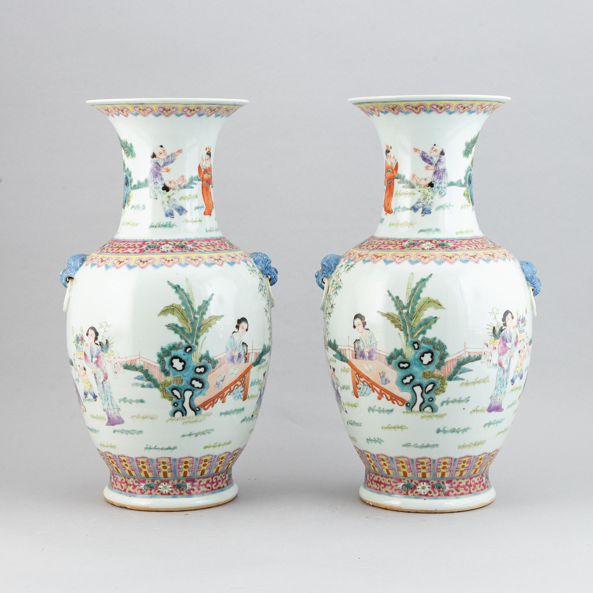 A pair of Chinese vases, second half of the 20th Century.