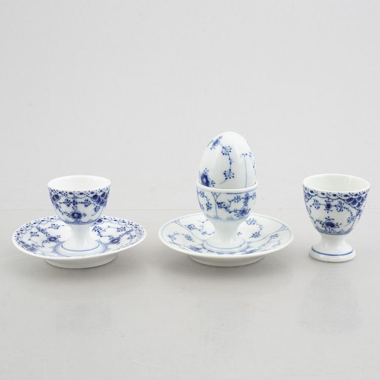 Äggkoppar, tre stycken, ett par salt-/pepparströare, två såssnipor, porslin, "Musselmalet", Royal Copenhagen.