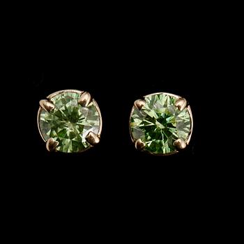 ÖRHÄNGEN, 1 par, 14 k guld, med gröna briljantslipade diamanter 0.53 ct.