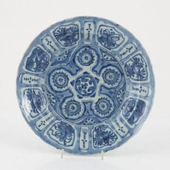 A blue and white kraak dish, Ming dynasty, Wanli (1572-1622).