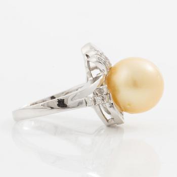 Ring, cocktailring, 18K vitguld med odlad pärla och baguette- och briljantslipade diamanter.