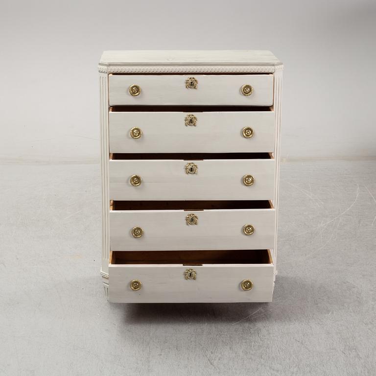 A chest of drawers from arund 1900.