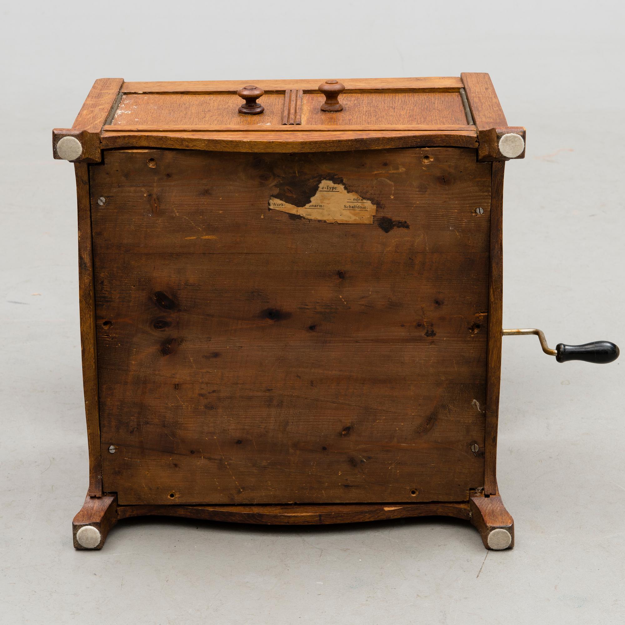 A 1910s-1930s gramophone.
