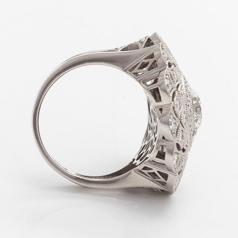 Sormus, briljanttihiotut timantit, keskitimantti 1,63 ct, 18K valkokultaa.