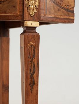 HÖRNBORD, ett par, av Georg Haupt (mästare i Stockholm 1770-1784), ej signerade. Gustavianska.