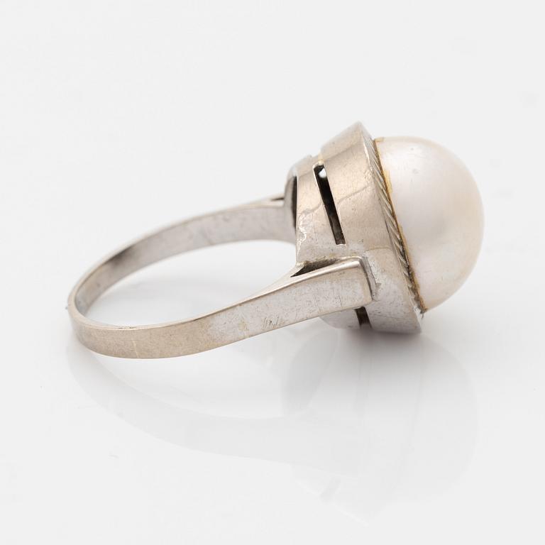Ring and earrings, white gold and mabe pearls, including Ceson.
