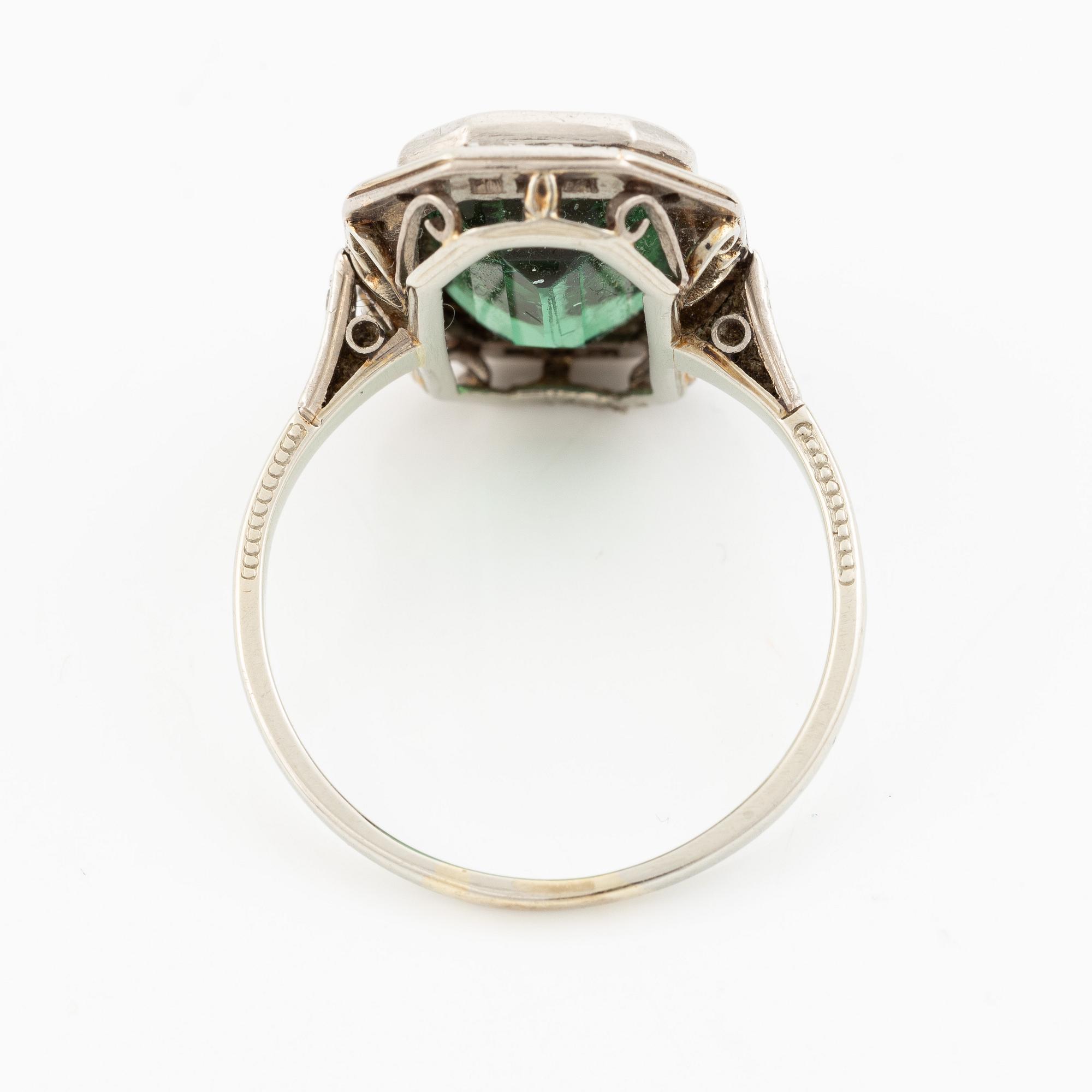 Ring 14K vitguld med grön turmalin och åttkantslipade diamanter.