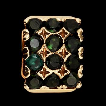 RING, 18k guld, 12 fasettslipade gröna stenar, 1900-talets senare hälft. Vikt 15 g.