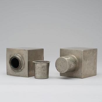 BRÄNNVINSPLUNTOR, två stycken, av Hans Wicksten (en märkt 1808), mästare i Västerås 1782-1810/14.