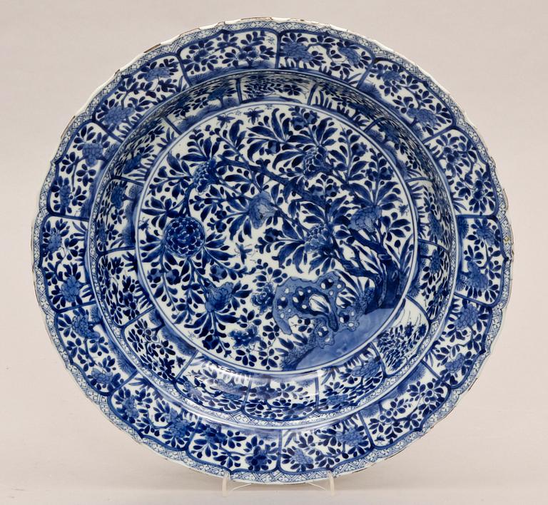 A blue and white dish, Qing dynasty, Kangxi (1662-1722).