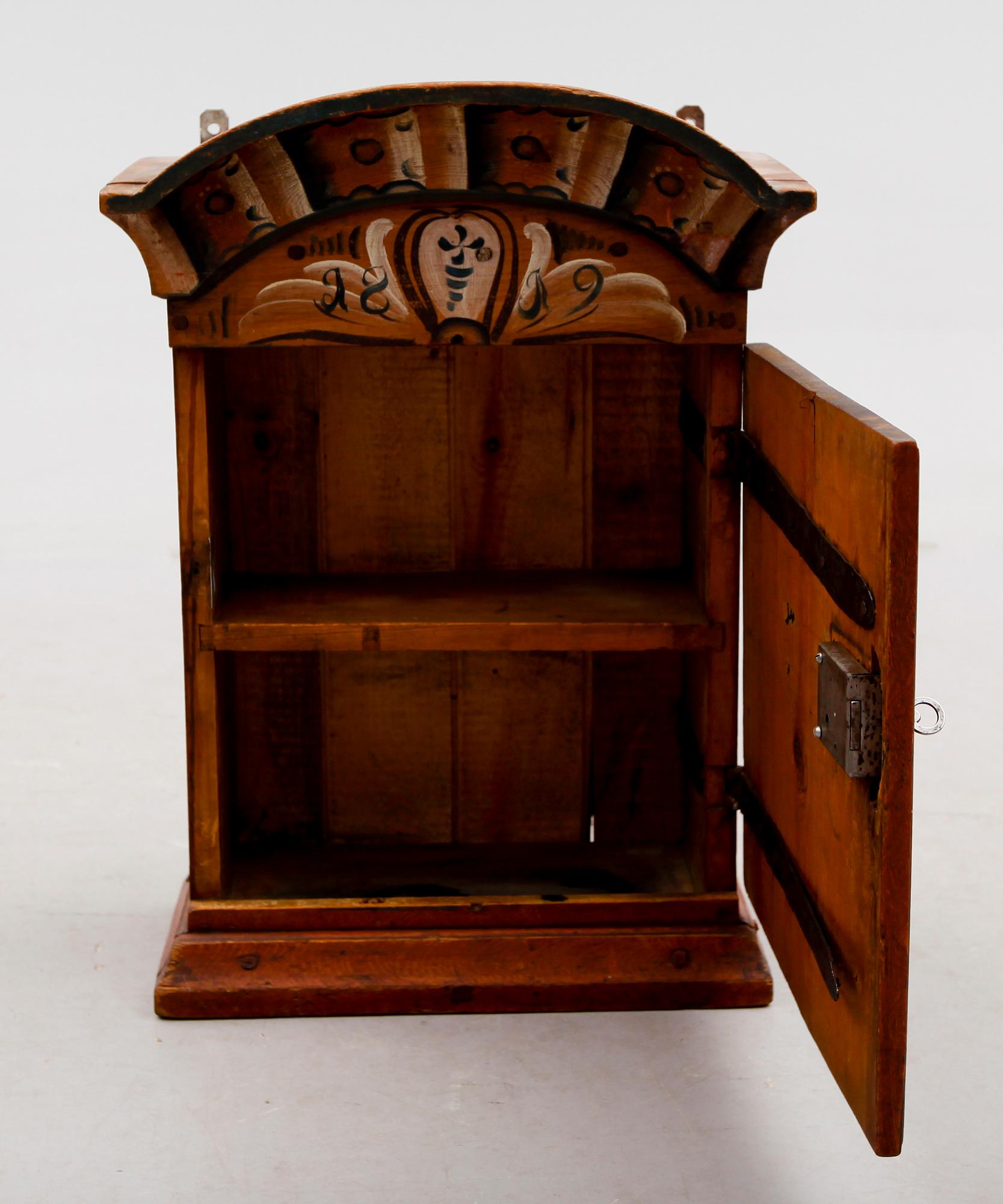 HÄNGSKÅP, allmoge, 1800-talets första hälft.