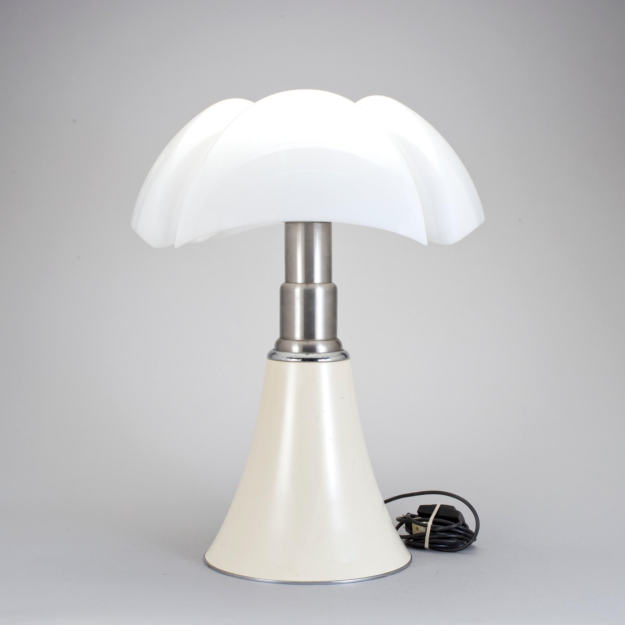 BORDSLAMPA, "Pipistrello", Gae Aulentis för Martinelli Luce. Formgiven 1965.