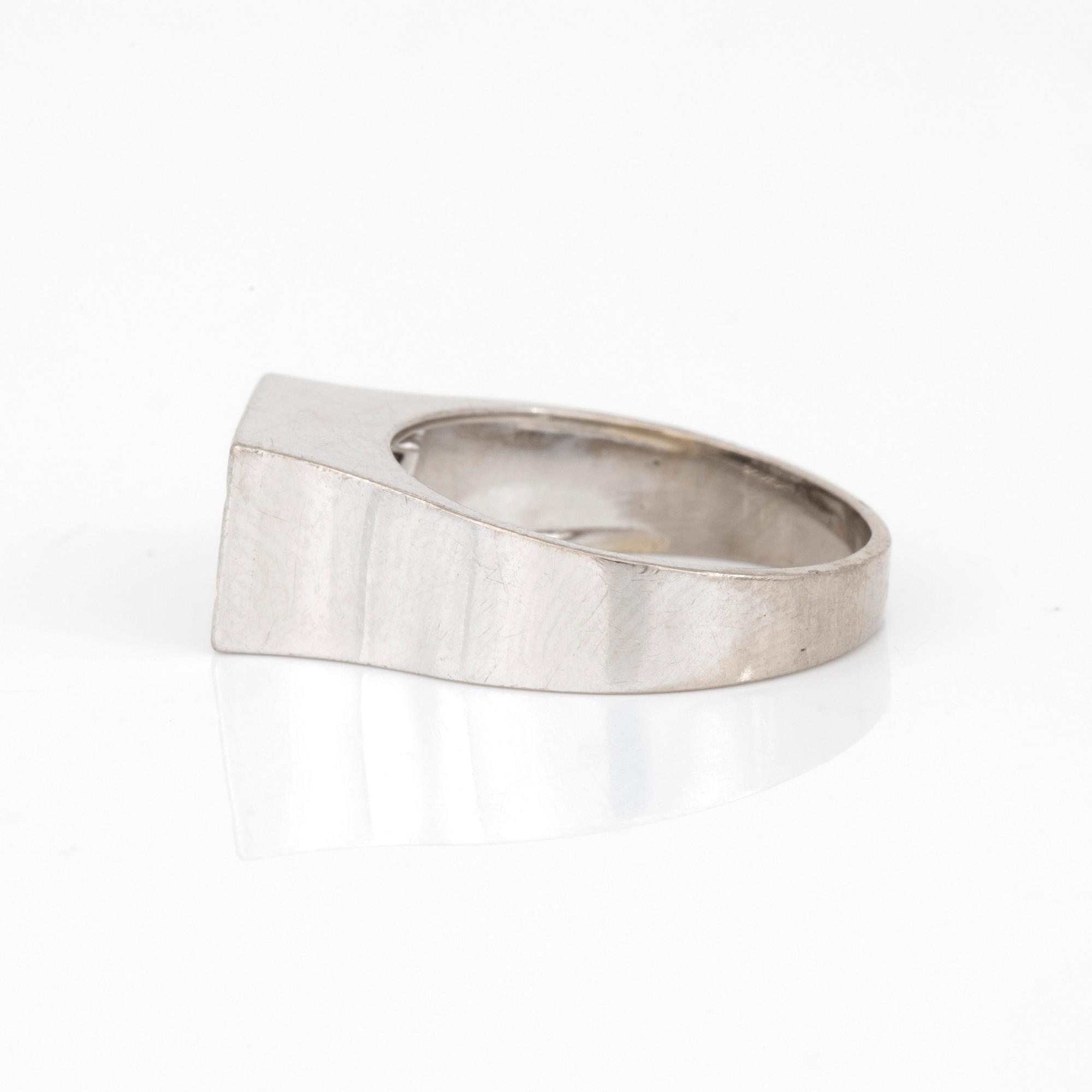 RING. 18 k vitguld. 6 x ca 0,06 ct, 1/81. Totalvikt ca 6 g.