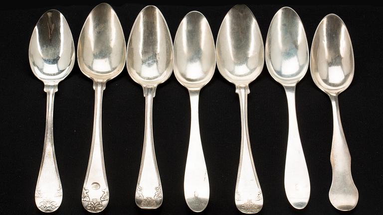 SKEDAR, 7 st. Silver, 1800-talets första hälft. Bland annat Johan Petter Hedman, Norrköping. Vikt ca 316 g.