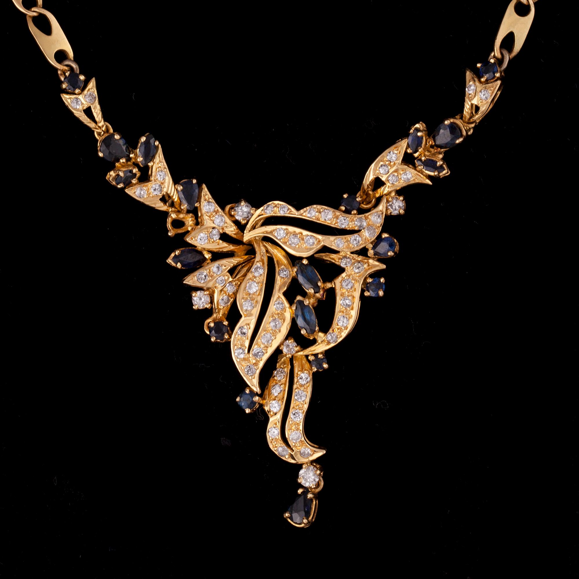 HALSSMYCKE, 18K guld, diamanter, safirer. Vikt ca 30 g.