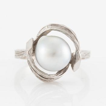 Ring 18K vitguld med en odlad pärla.