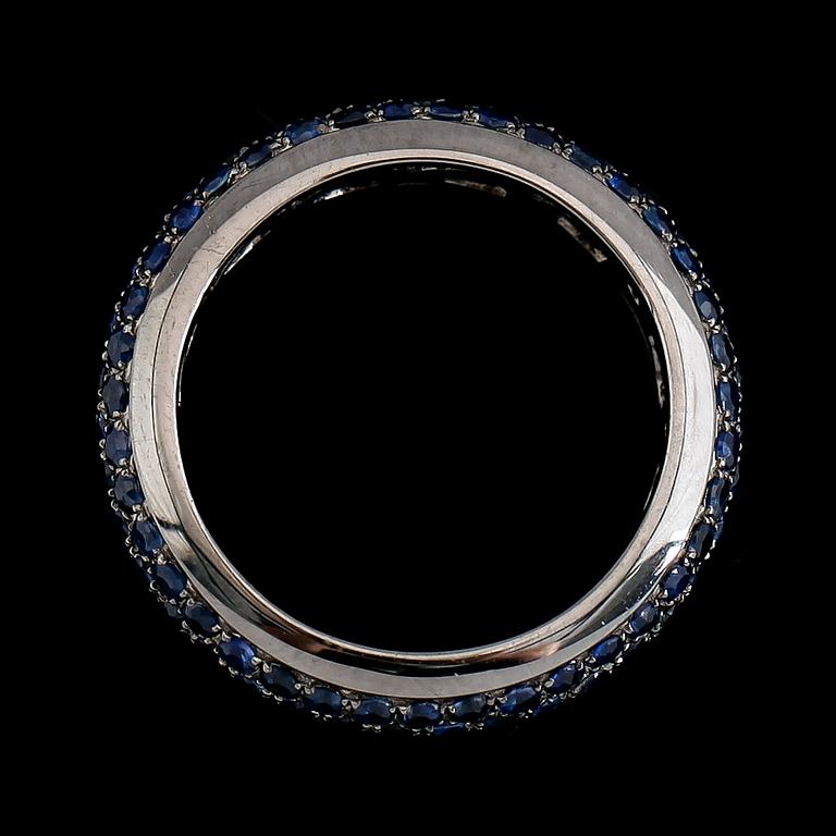 RING, 18K rhodinerat/svärtat guld, blå safirer tot ca 2.60 ct.