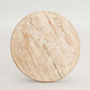 Tilt-top tripod table, 19th century.