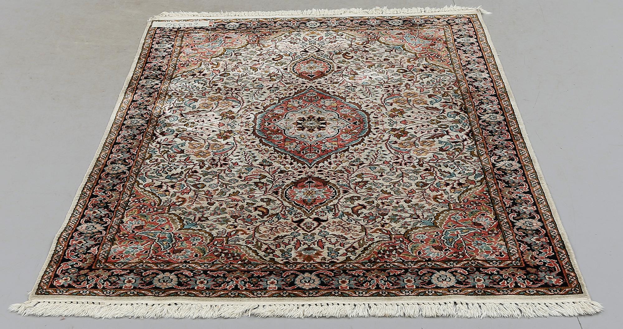 MATTA, silke, Täbris. Ca 177 x 126 cm.