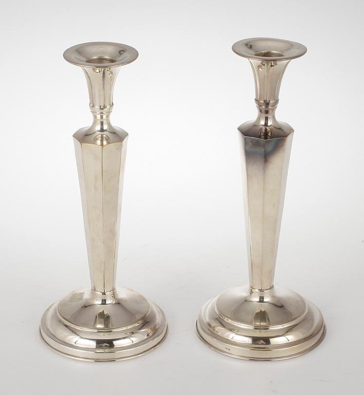 LJUSSTAKAR, ett par, nysilver, 1900-talets första hälft.