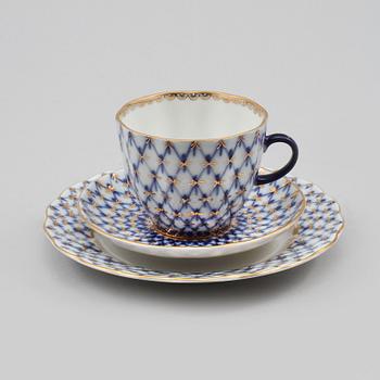 KAFFEKOPPAR med FAT, 12 st, samt ASSIETTER, 12 st, porslin, Lomonosov, Ryssland, 1900-talets andra hälft.