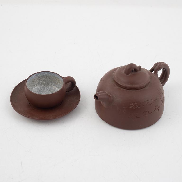 A Chinese yixing teapot and four cups with saucers, 20th century.